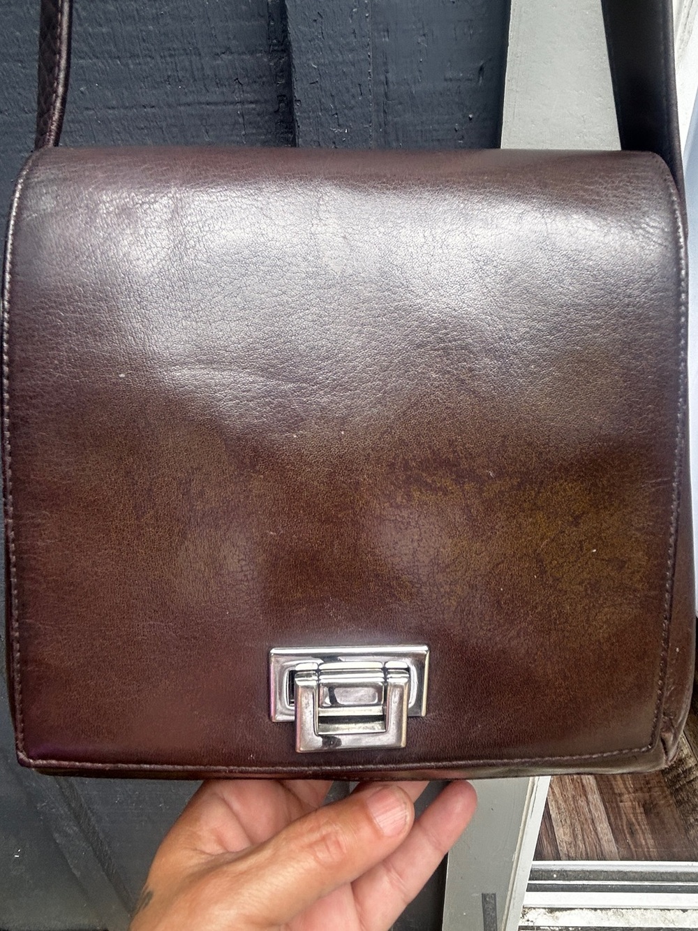 VTG Perlina Brown Leather Crossbody Bag with Silver-Tone Push Lock